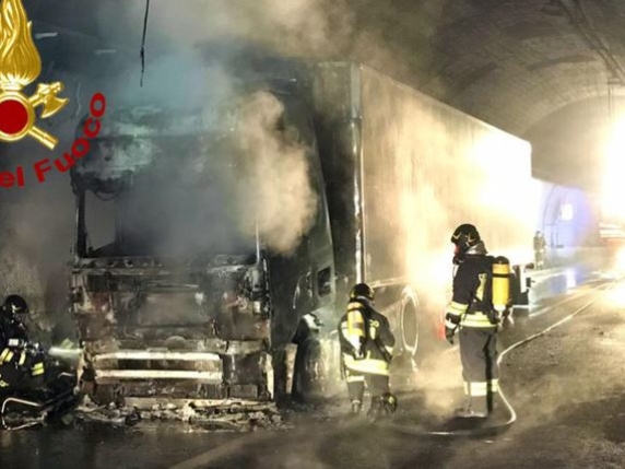 Incendio in galleria sulla A1, autostrada bloccata a Calenzano per ore: code e caos