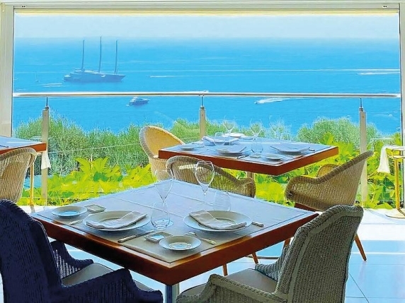 Il ristorante "Quattro Passi" di Nerano sotto sequestro per lottizzazione abusiva: unico al Sud con 3 stelle Michelin