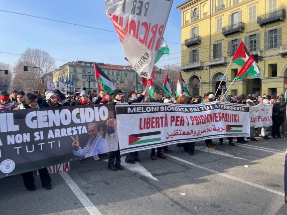 Manifestazione Askatasuna a Torino, le notizie in diretta: i tre cortei riuniti in un unico grande serpentone. Slogan contro Meloni e a favore di Mohammad Hannoun