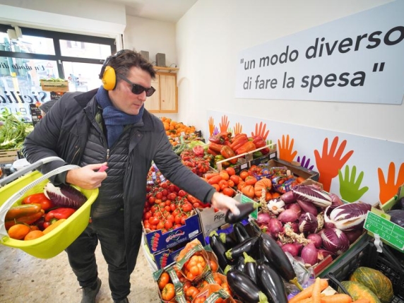 Cuffie, occhiali e giochi tra gli scaffali della spesa: così il negozio è per tutti