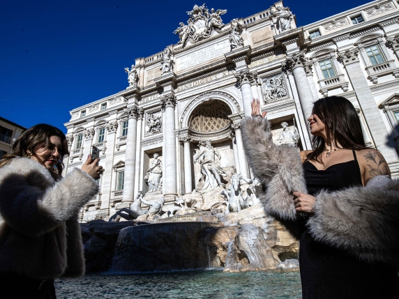 Fontana di Trevi a pagamento, la critica del Financial Times: «Oggi Ekberg dovrebbe mettersi in fila e pagare 2 euro»