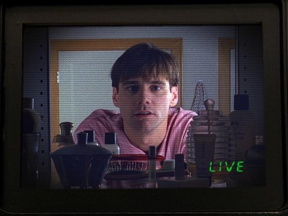 La truffa «Truman Show»: estorce documenti e soldi proponendo investimenti troppo belli per essere veri