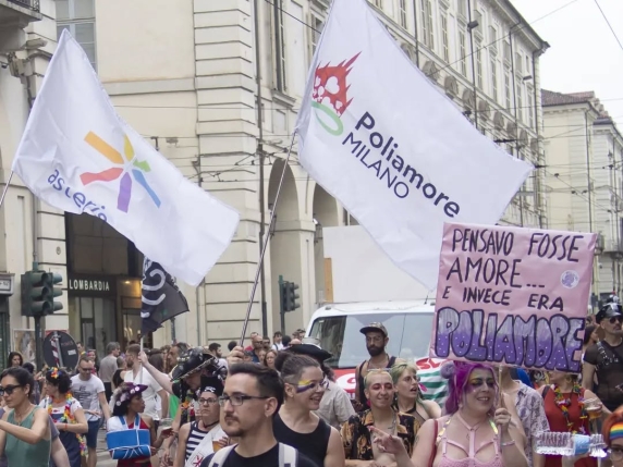 La crisi del poliamore, tra discriminazioni e pregiudizi: «Altroché sesso "facile", le relazioni sono faticose»