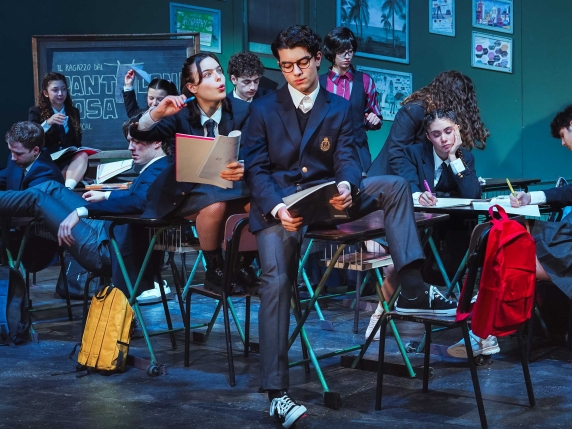 «Il ragazzo dai pantaloni rosa», il musical al Sistina. Carrino: «La mia prima volta a contatto con il pubblico. Che emozione»