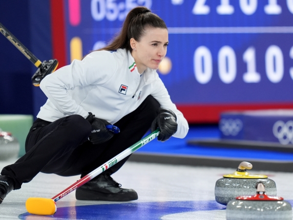 Si parte con Italia-Usa del curling, poi la combinata a squadre di sci e l'hockey | Gli azzurri in gara oggi