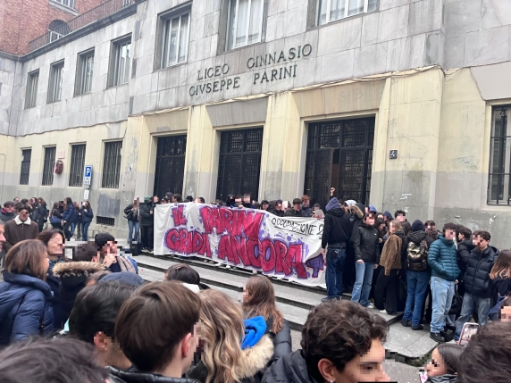 Milano, occupato il Parini: è il settimo liceo in città da inizio anno scolastico. Cori contro il fascismo e picchetto all'ingresso