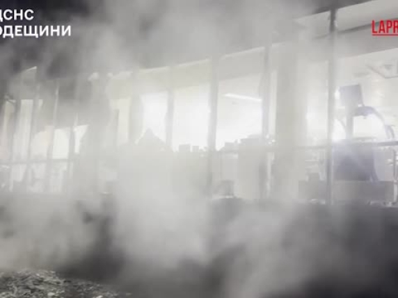 Ucraina, bombardamento russo su Odessa: distrutti anche edifici civili