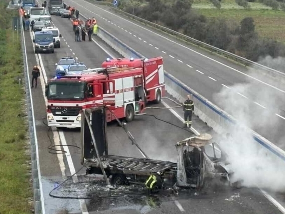 Assalto a portavalori sulla Brindisi-Lecce: camion in fiamme e conflitto a fuoco con i carabinieri durante la fuga