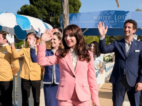 Dove vado in vacanza? Due su tre scelgono in base a una serie tv: cos’è il «jet‑setting» e perché crescerà ancora