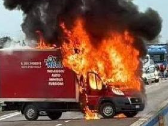 Assalto a portavalori sulla Brindisi-Lecce, camion in fiamme e conflitto a fuoco con i carabinieri: 2 fermi | Il video