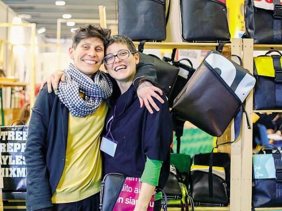 Erika e Annalisa: «Dai teloni dei camion gli zaini a impatto zero»