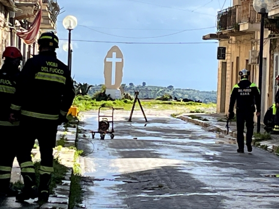 Niscemi, crolla la croce simbolo sul ciglio della frana. Musumeci: «Presto nuova visita di Meloni»