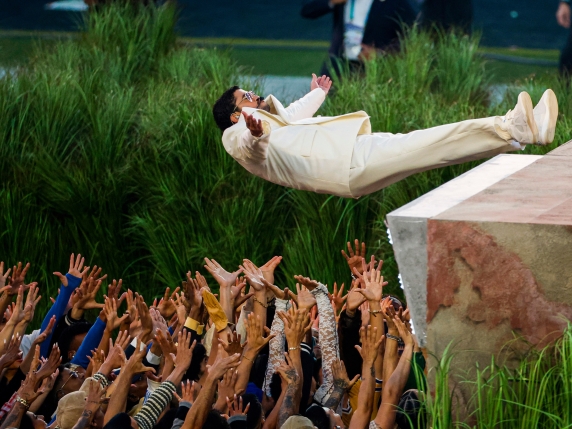 Perché il «Dio benedica l'America» di Bad Bunny al Super Bowl ha fatto impazzire Trump