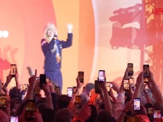 Jutta Leerdam festeggia con i fan l'oro nei 1000m di pattinaggio velocità