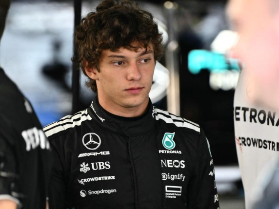 Paura per Kimi Antonelli, incidente a San Marino: auto contro un muro, è illeso