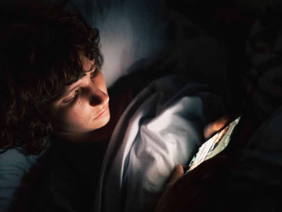 Ragazzi sempre online, lo psichiatra: «Togliere il cellulare non serve. Ecco i segnali da non ignorare»