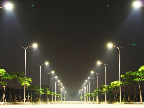 Illuminazione pubblica, il 35% di città e uffici usa impianti tradizionali. «Con luci smart risparmi dell’80% e 12 mila nuovi alberi l’anno»