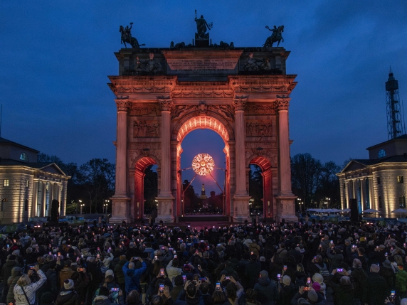 Il braciere olimpico (hi tech) attira migliaia di persone tra luci e colori