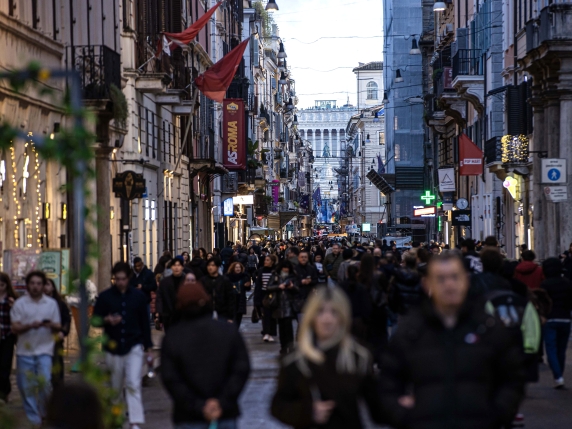 Pronta la rivoluzione per le insegne «facili»: a neon, a led e più grandi. «Ma in Centro sarà liberi tutti»