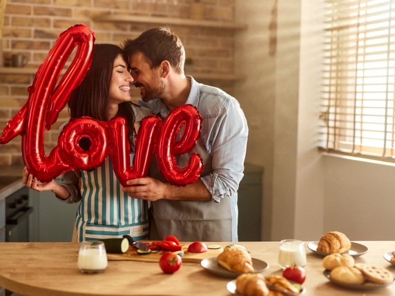 San Valentino, i regali last minute per lei: dalla cintura all'anello fino alle sneakers personalizzate