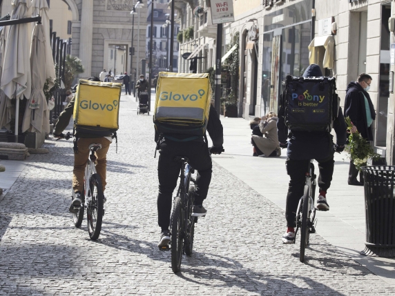 Rider, la mobilitazione della Cgil: sabato 14 marzo niente pasti a domicilio da Glovo e Deliveroo