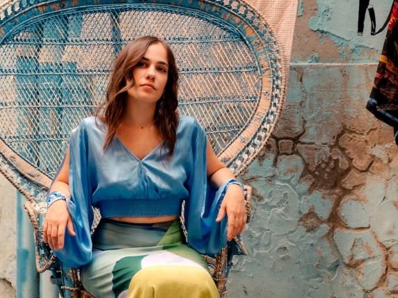 Chiaré, «Jesce sole»: il nuovo disco della cantautrice e contrabbassista fra gli eredi di Pino Daniele