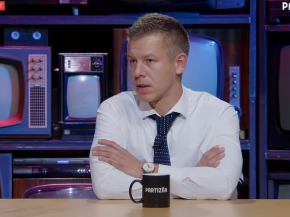 «Orbán potrebbe diffondere un video intimo per intimidirmi»: la denuncia del leader dell'opposizione ungherese Péter Magyar