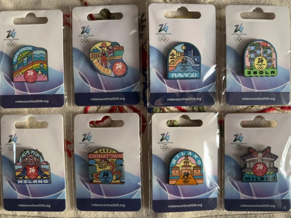 È esplosa la mania delle spillette olimpiche: dalle collezioni a chi ne ha messo in palio una d'oro
