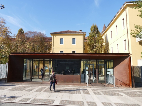 I regali del pusher per corrompere militari e agenti: e-bike, prosciutto, magliette del Real (e un trapianto di capelli)