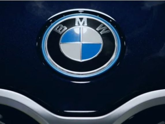 Bmw richiama mezzo milione di auto nel mondo per rischio incendio: problema al motorino di avviamento