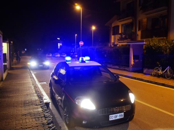 «Ho sepolto il corpo di mia madre nel bosco»: nel Torinese scoperto il cadavere di una donna dopo una telefonata 