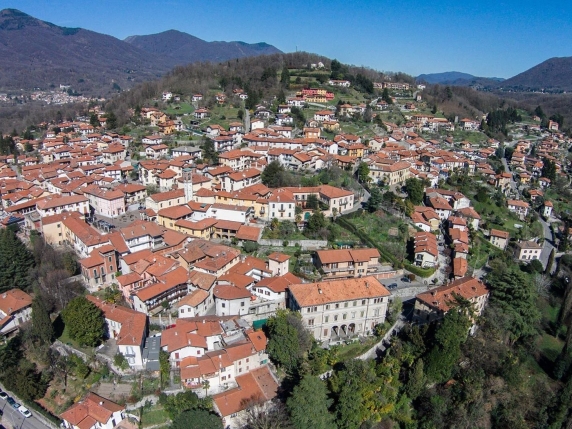 Gemonio escluso dall'elenco dei Comuni montani: le misure volute da Calderoli limitano i fondi al paese di Bossi