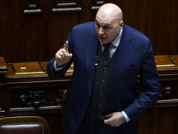 Ucraina, sì agli aiuti. Zelensky e il voto. La strage in Canada