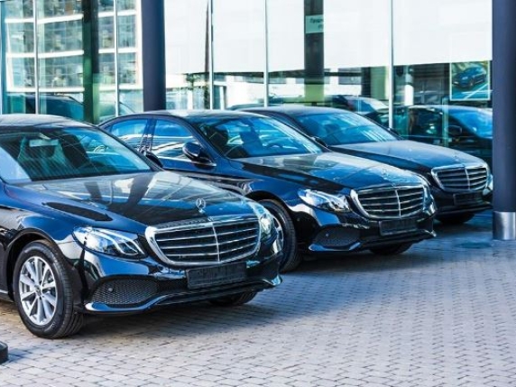 Mercedes, utili dimezzati nel 2025 a 5,3 miliardi: -9% di auto vendute (pesa la concorrenza cinese)