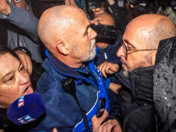 Crans, Jacques e Jessica Moretti insultati e  aggrediti dai familiari delle vittime | L'orrore nelle foto scattate dopo il rogo nel locale