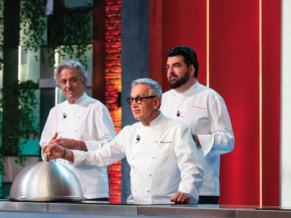 MasterChef, -3 al gran finale: stasera cucinano loro. E non solo: tutte le anticipazioni di una puntata evento