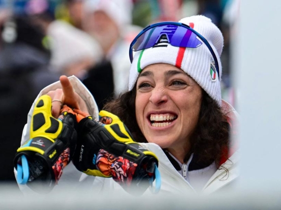 Immensa Brignone, vince l'oro nel SuperG davanti a Mattarella. L'impresa dopo l'infortunio: «Incredibile»