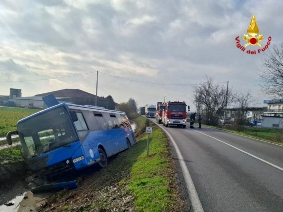Bus di linea con 28 studenti a bordo finisce fuori strada. Feriti due ragazzi