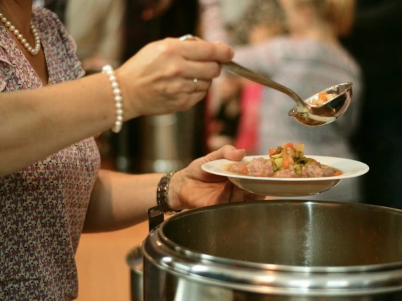 Un topo morto nella pentola della mensa alla scuola elementare