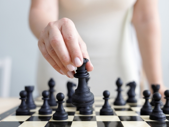 Linfomi non Hodgkin, la nuova campagna di sensibilizzazione:  se vivere con il tumore è come una partita a scacchi