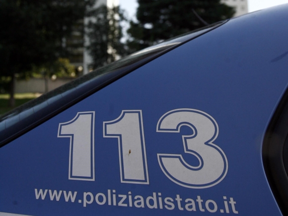 Palermo, donna accoltellata alle spalle per strada: è grave. Fermato l'aggressore. Si cerca l'arma del delitto