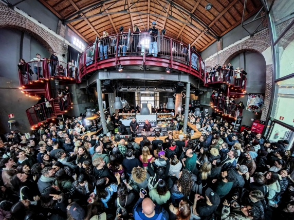 Fenomeno soft-clubbing: addio ore piccole, ai millennial piace ballare di giorno. Eventi sold out