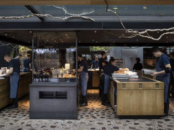 Il ristorante «Noma» di Redzepi torna nel mirino: sui social  le accuse di abusi e violenze subiti dagli ex dipendenti