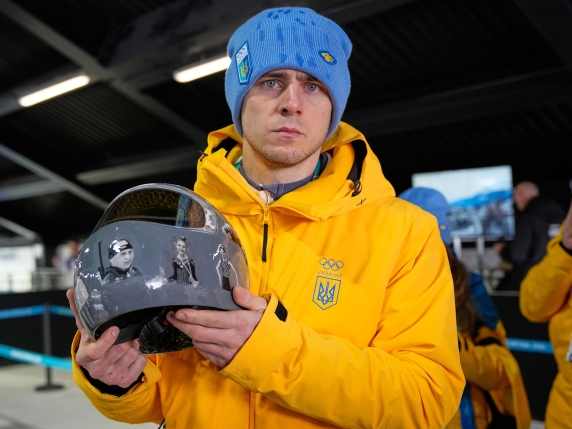 Il Cio inflessibile sulla squalifica dell'atleta ucraino: «Sono regole» | La protesta dei caschi bianchi