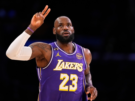 LeBron James, altro record Nba: a 41 anni firma la tripla doppia «più anziana» della storia