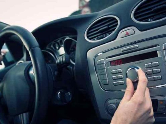 La radio rischia di scomparire dalle auto: da dove nasce l’allarme di Confindustria sui cruscotti «chiusi» 