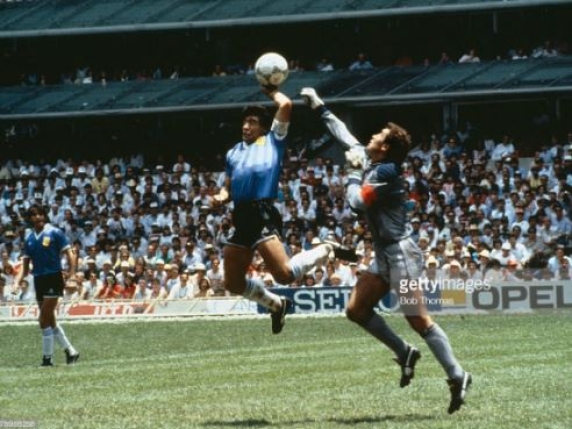 La mano di Maradona, i calci di Boban, la maglietta rossa di Panatta: tutte le volte che lo sport ha sfidato la politica