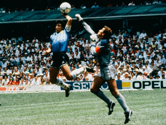 La mano di Maradona, i calci di Boban, la maglietta rossa di Panatta: tutte le volte che lo sport ha sfidato la politica