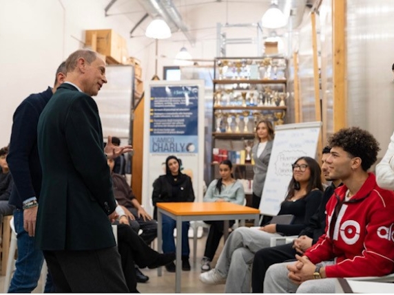 Milano, il principe Edoardo gioca a ping pong e va in campo con i ragazzi de l'Amico Charly. Poi sulle nevi di Livigno