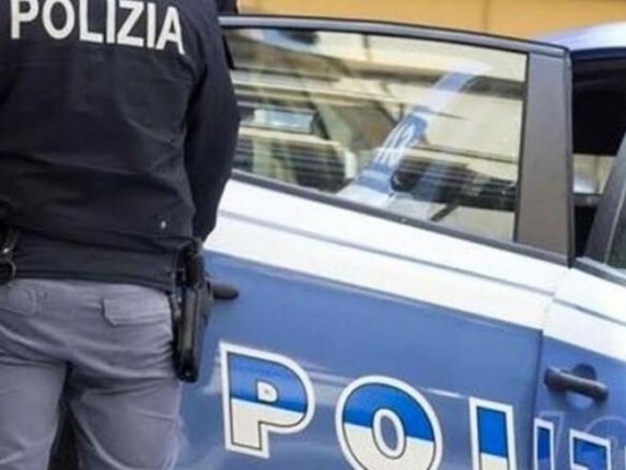 Tenta di rapire una bimba di un anno e mezzo al supermercato e le rompe una gamba: arrestato